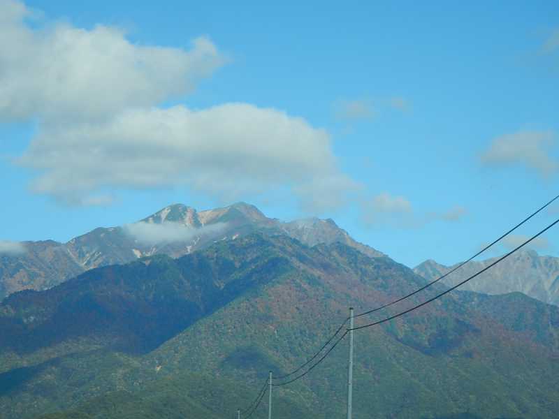 山の中腹迄紅葉が進んでいます。