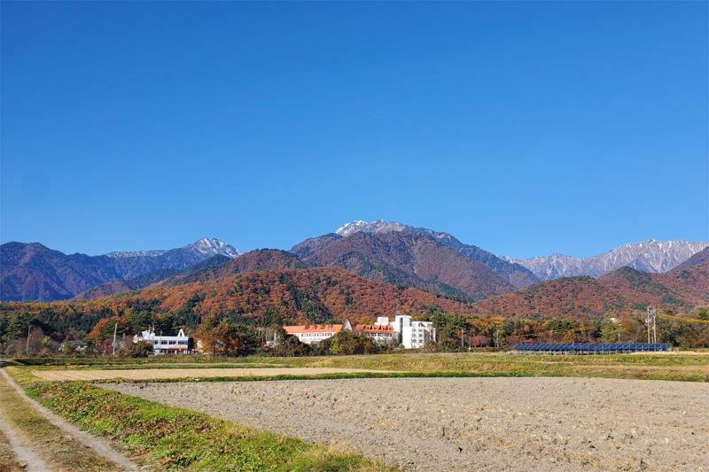 麓の山々、市内へと紅葉が移っています。