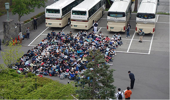 バス到着、客室へ移動